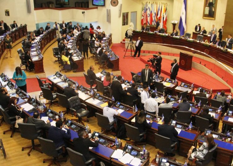 Diputados no superan veto de Sánchez Cerén a decreto de Fosalud