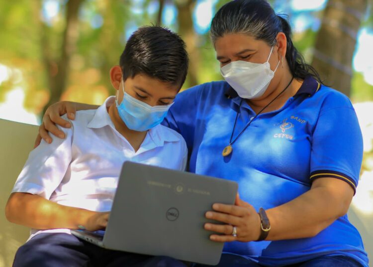 Gobierno Contin A Entrega De Computadoras Para Estudiantes De Los