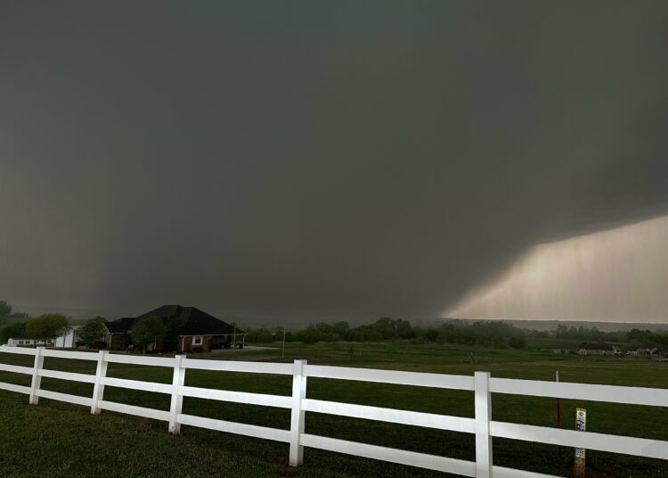 VIDEOS Dos muertos y destrucción por tornados y tormentas en el