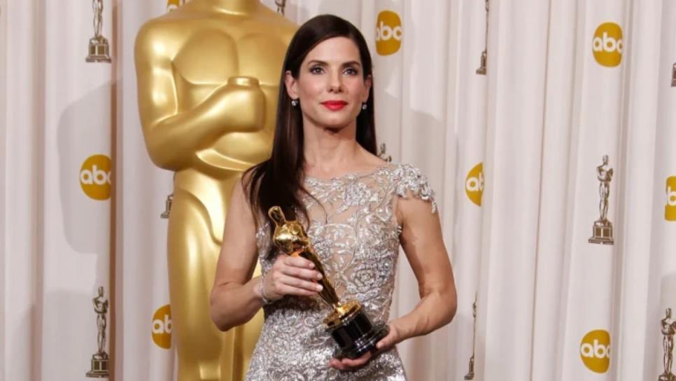 Sandra Bullock está a nada de perder su Oscar después que revelaran que