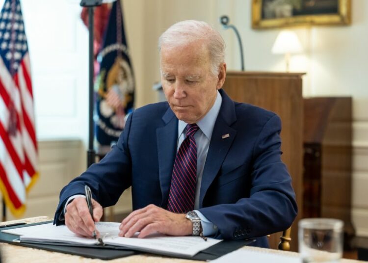 Presidente de EEUU Joe Biden promulga ley temporal de financiación para