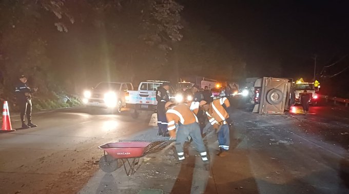 Capturan a conductor de camión que volcó en carretera Los Chorros