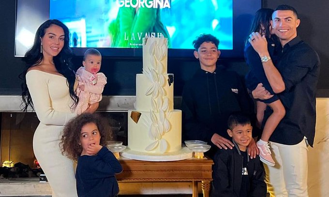 Cristiano Ronaldo Y Georgina Rodriguez Le Regalan Bolsos De 1 000 Euros