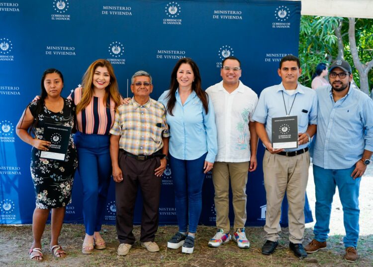 Entregan Escrituras De Propiedad A Familias De La Comunidad Caoba La