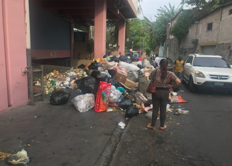 Ciudad Delgado lleva 15 días inundado en basura