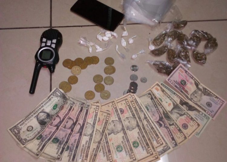 Detienen a traficantes con 102 porciones de droga