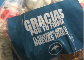 Circulan fotos de bolsas con víveres para los que estampen su firma al movimiento “Nuevas Ideas”