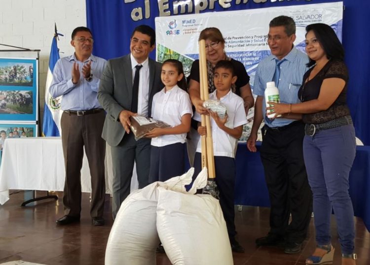 Escuelas son beneficiadas con productos para un huerto escolar