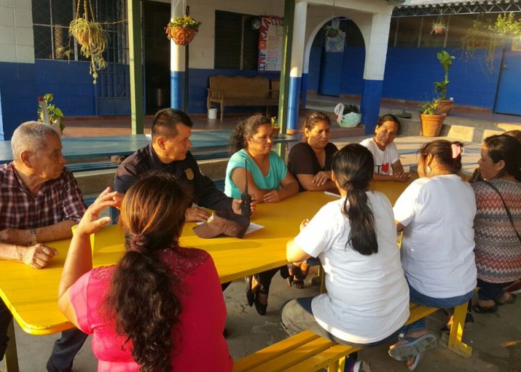 Agentes de la PNC participan en trabajo comunitario en La Libertad y San Salvador