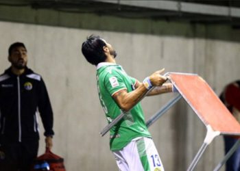 El Loco Abreu se insultó con los hinchas y les tiró una mesa