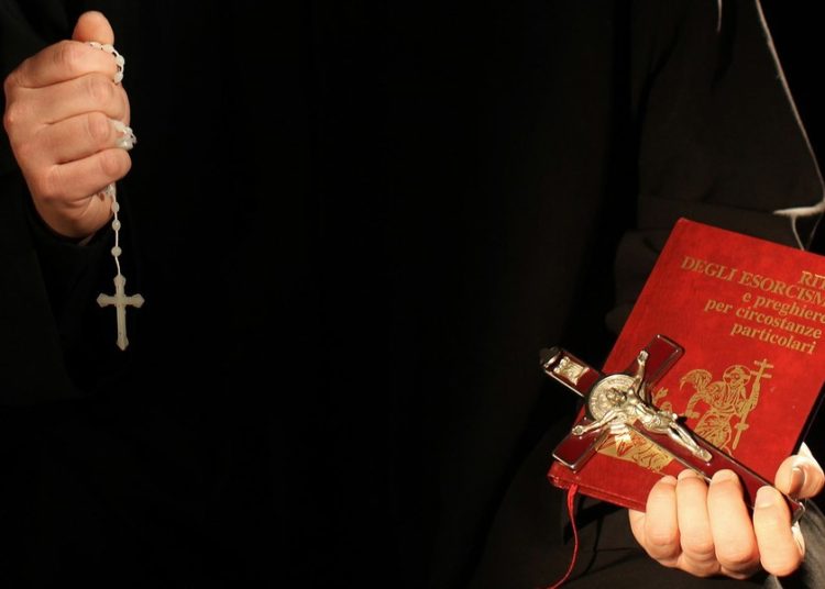 Vaticano enseña cómo realizar un exorcismo con un teléfono celular