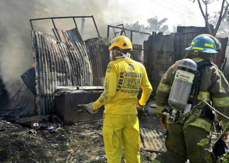Incendio consume tapicería en bulevar del Ejército