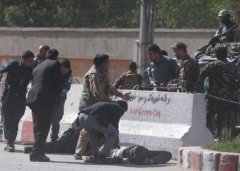 Suicida explota entre periodistas que cubrían un atentado en Kabul