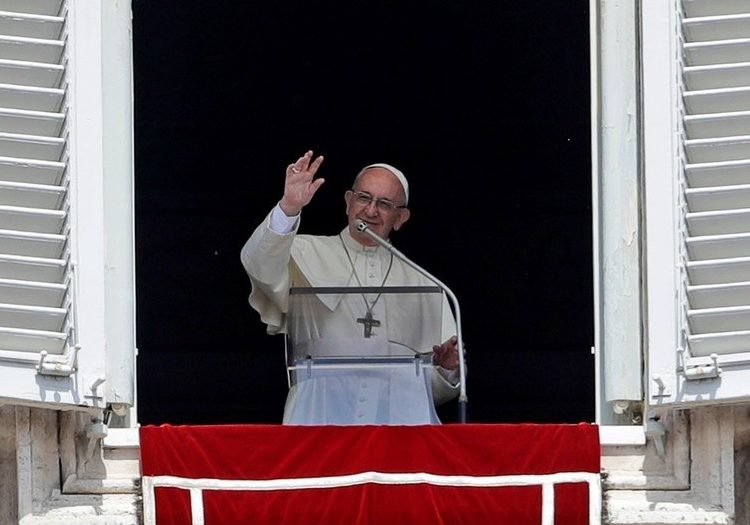 Víctimas chilenas de abusos asistieron al Ángelus del Papa