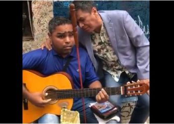 Álvaro Torres se conmueve al encontrar a cantor ciego interpretando temas suyos en calles de la Habana