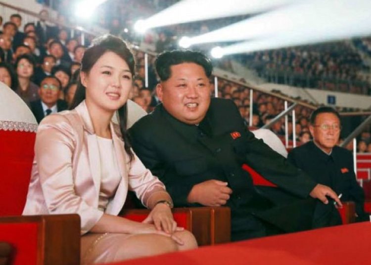 Kim Jong-un empuja a un fotógrafo que intentaba tomar fotos de su esposa