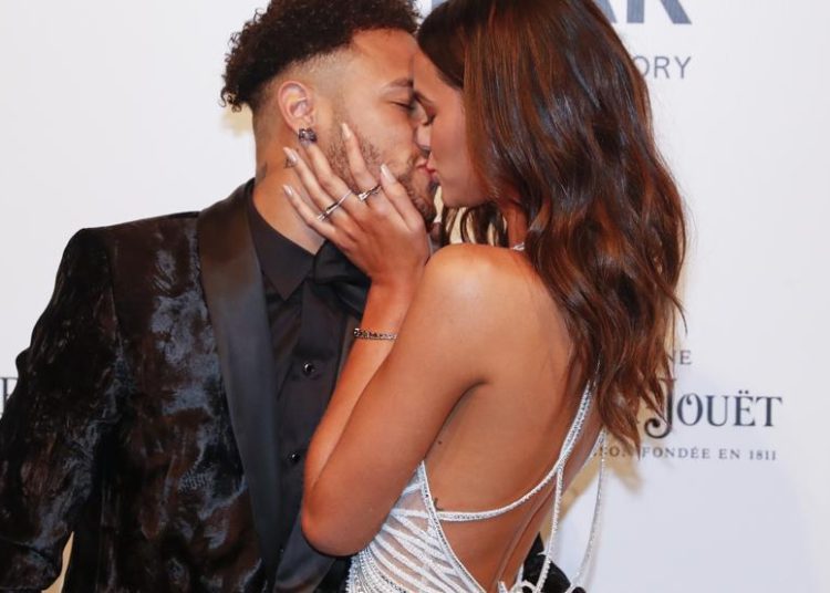 ‘Topless’ de muerte de la novia de Neymar