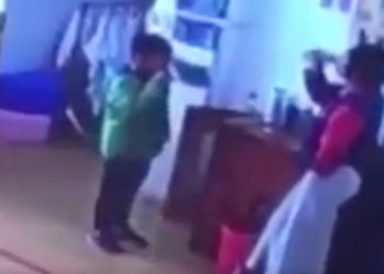 Maestra obliga a sus alumnos a beber agua hirviendo