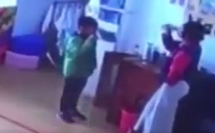 Maestra obliga a sus alumnos a beber agua hirviendo