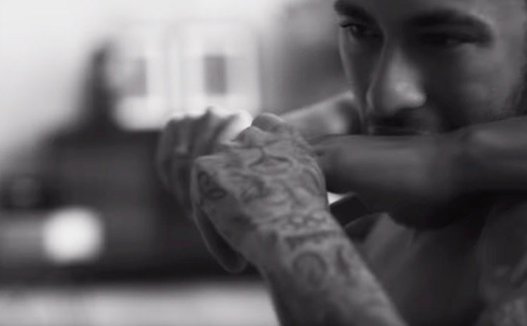 Neymar y su novia protagonizan un atrevido anuncio en ropa interior