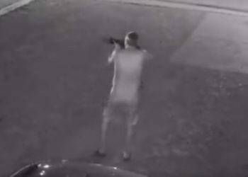 Se desnudó, agarró su arma, y disparó a policías