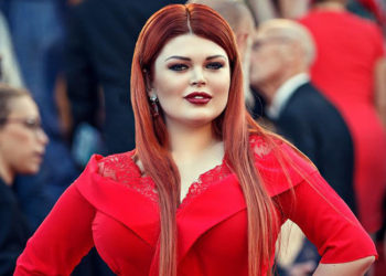 Una modelo rusa ‘pierde’ la falda en plena alfombra roja de Cannes