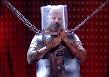 VIDEO: Ilusionista comete un error y casi se ahoga