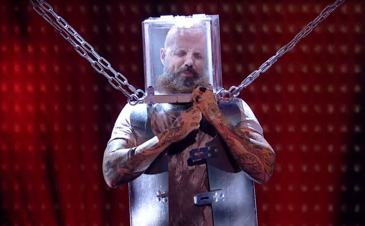 VIDEO: Ilusionista comete un error y casi se ahoga