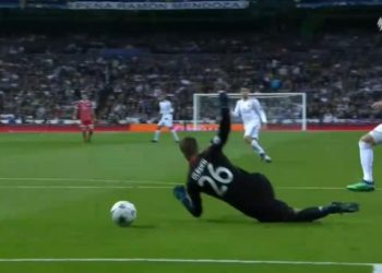 Sven Ulreich pide perdón por su «error inútil» en el Bernabéu