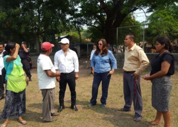 (Video) Autoridades visitan a familias afectadas por el enjambre sísmico en Chirilagua