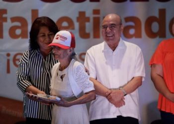 Francisco Castaneda: «Tenemos la misión de declarar el país libre de analfabetismo»