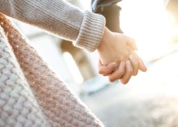 El efecto insospechado de tomarse de las manos