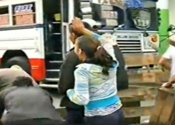 Vendedores informales de Santa Tecla cierran paso en la carretera Panamericana