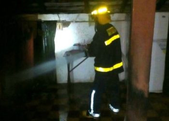 Bomberos rescatan a hombres en estado de ebriedad de un incendio en San Miguel