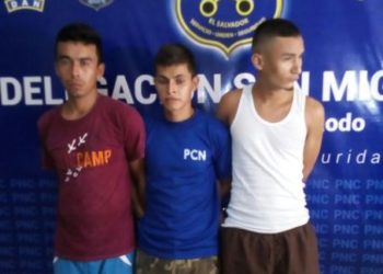 Autoridades capturan a sujetos con armas de fuego y 47 porciones de droga