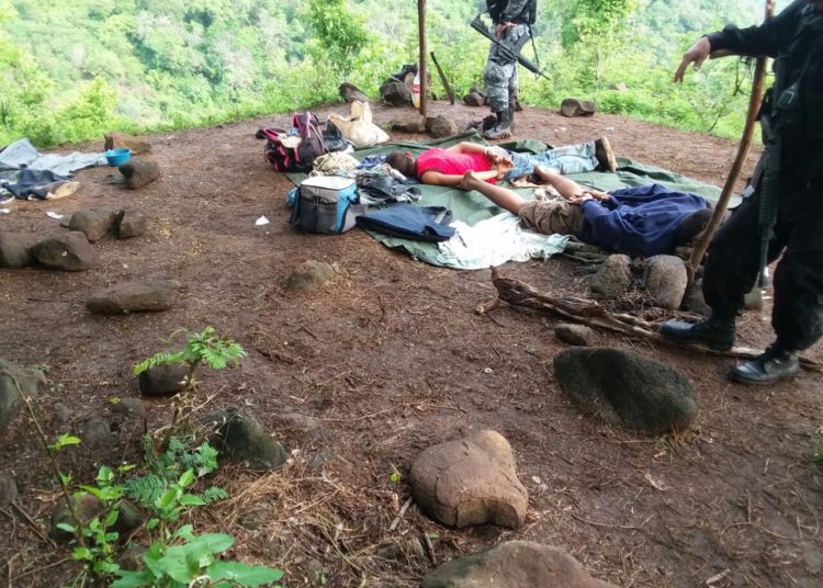 Policía captura de sorpresa a tres pandilleros mientras dormían
