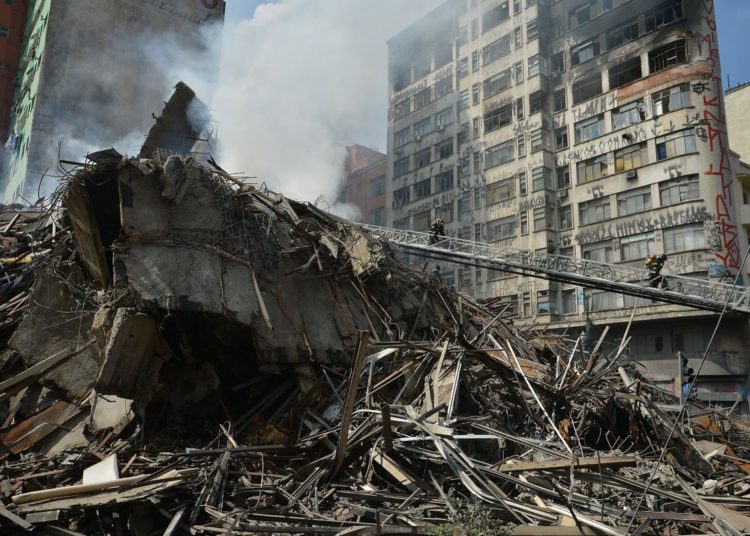 Un fallecido y 44 personas desaparecidas tras incendio en Sao Paulo