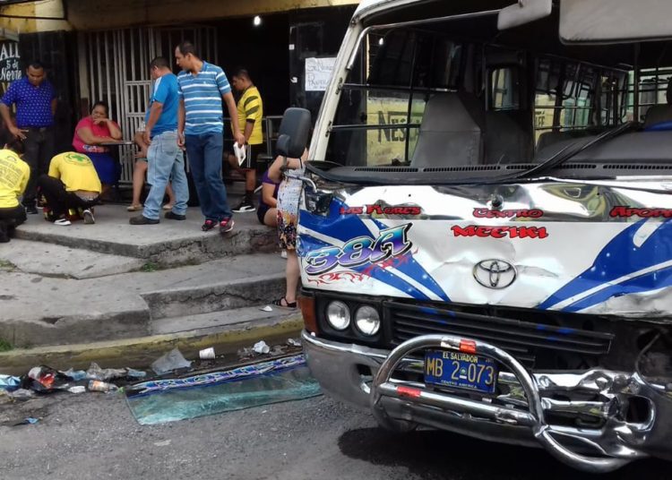 Cinco lesionados deja accidente en la calle 5 de noviembre
