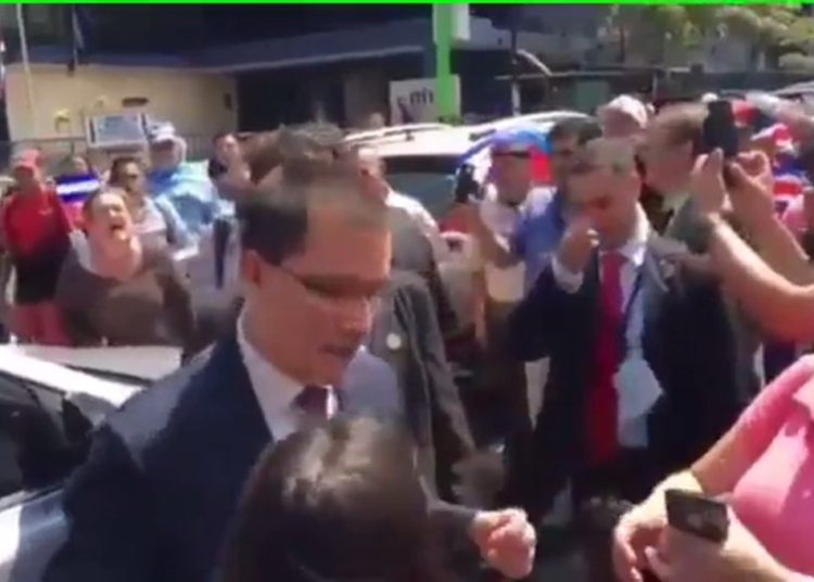 Manifestantes en Costa Rica llaman “ladrón” y “asesino” al canciller de Venezuela