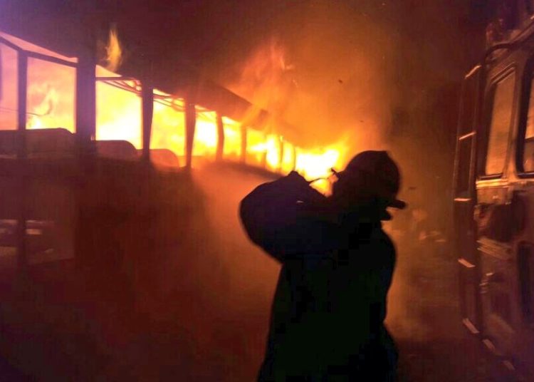 Incendio consume varios buses en San Marcos