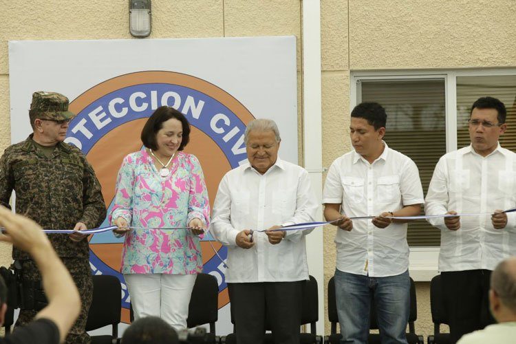 Presidente entrega nuevo centro de entrenamiento para Protección Civil