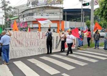 Sindicatos bloquean la alameda Juan Pablo II
