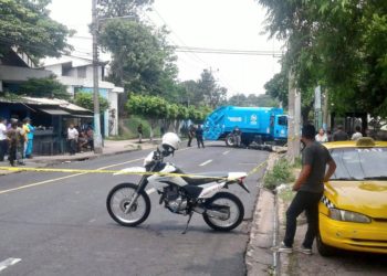 Motociclista muere tras chocar con camión recolector de desechos sólido