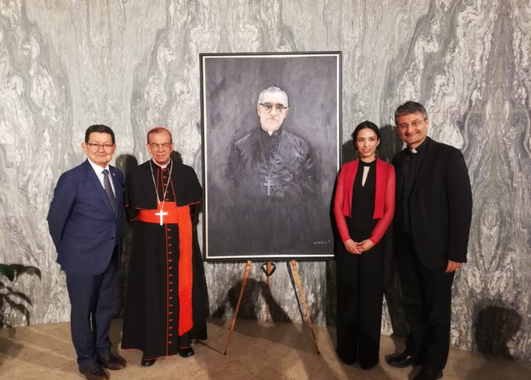 Pintura salvadoreña sobre Monseñor Romero llega hasta los altares de Roma