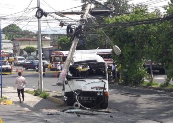 Cinco lesionados deja choque de microbús de ruta 109 en calle 5 de Noviembre
