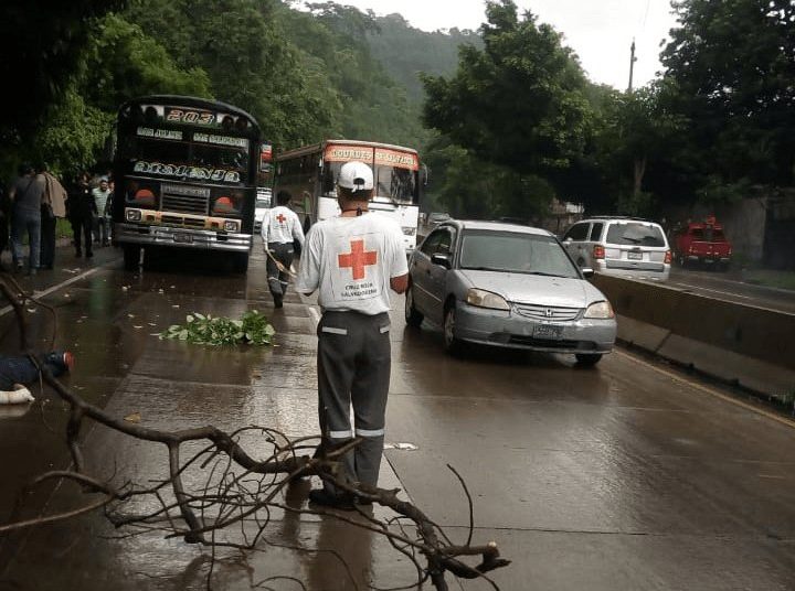 Mujer policía repele asalto en un bus de la ruta 203