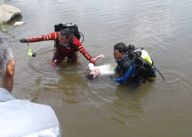 Rescatan cadáver de un hombre en lago Suchitlán