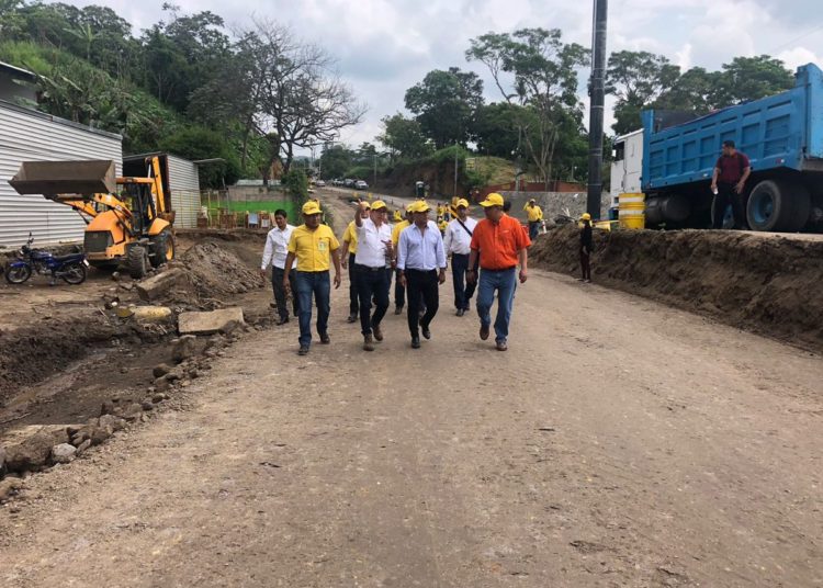 Verifican ampliación de la carretera al Puerto de La Libertad