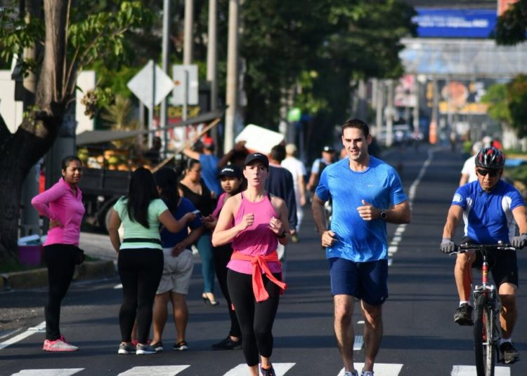 Ernesto Muyshondt corre en su primer domingo como alcalde