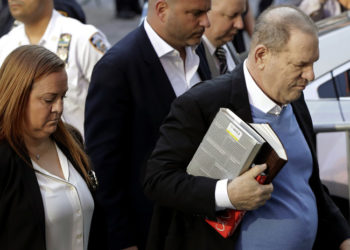 Harvey Weinstein se entrega tras ser acusado de violación y agresión sexual